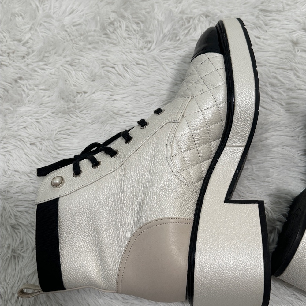 ❤️ AUTHENTIC! Chanel White Leather Lace Up Boots with Faux Pearl Detail - Picture 10 of 15